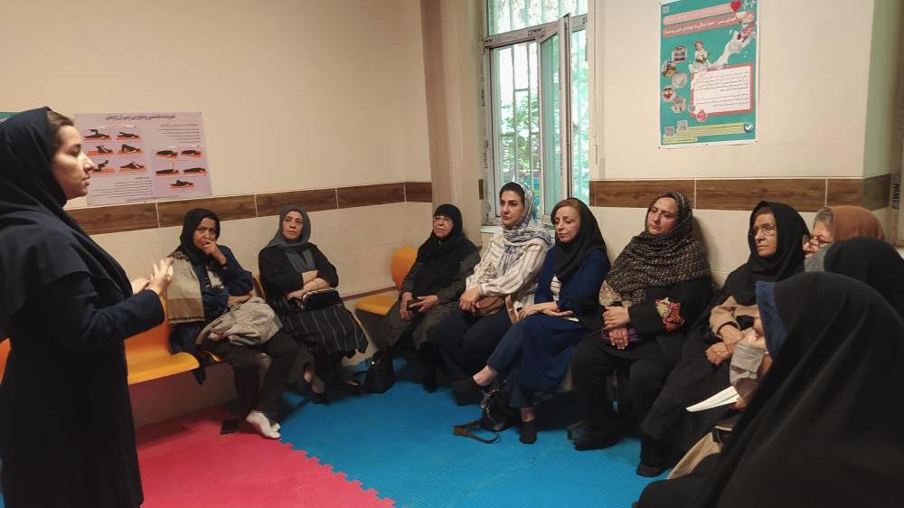 برگزاری کلاس آموزشی خود مراقبتی مبتنی بر دانش در مرکز خدمات جامع سلامت اکبرآباد